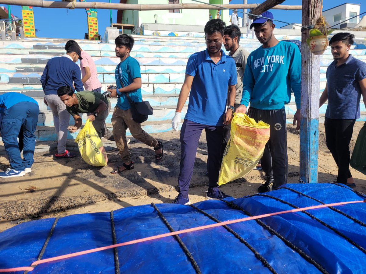 nssbbsr's tweet photo. On the occasion of #WorldTourismDay NSS unit of Parala Maharaja Engineering College organised #SwachhSagarSurakshitSagar campaign at #Gopalpur Sea Beach, Ganjam #Odisha
#AzadiKaAmritMahotsav #cleancoastsafesea #coastalindia https://t.co/swPoPQC0RY
