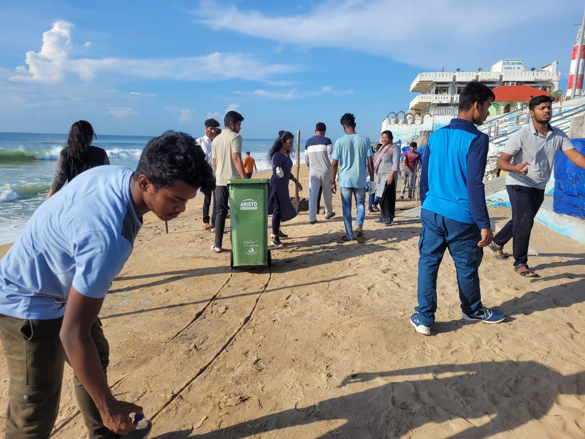 nssbbsr's tweet photo. On the occasion of #WorldTourismDay NSS unit of Parala Maharaja Engineering College organised #SwachhSagarSurakshitSagar campaign at #Gopalpur Sea Beach, Ganjam #Odisha
#AzadiKaAmritMahotsav #cleancoastsafesea #coastalindia https://t.co/swPoPQC0RY