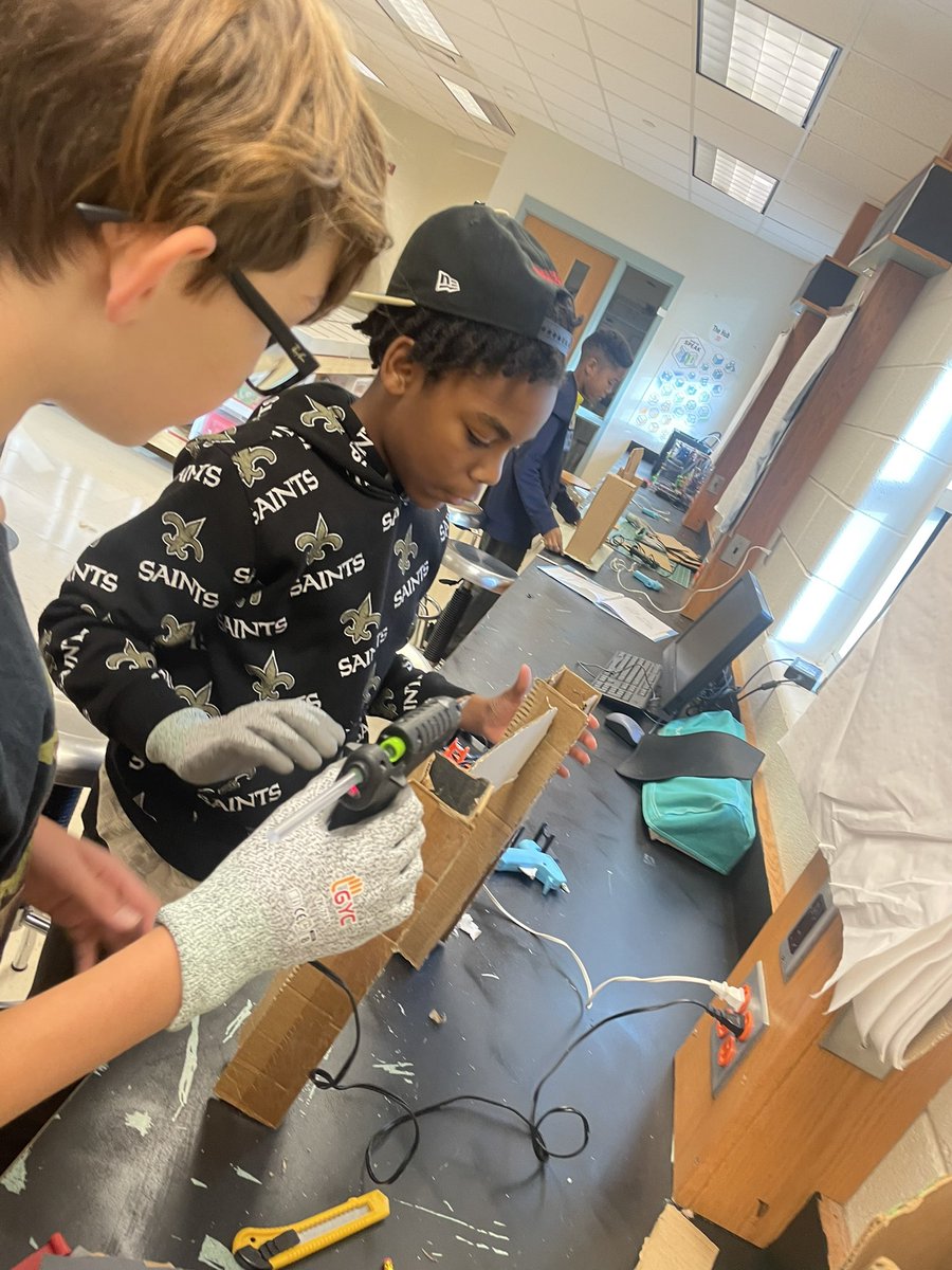 dbjoyner4's tweet photo. And we are vertical! Today we are exploring the various types of hinges to attach our doors. @SMSIWCS #SMSHUB7 https://t.co/rMN6TP6tpE