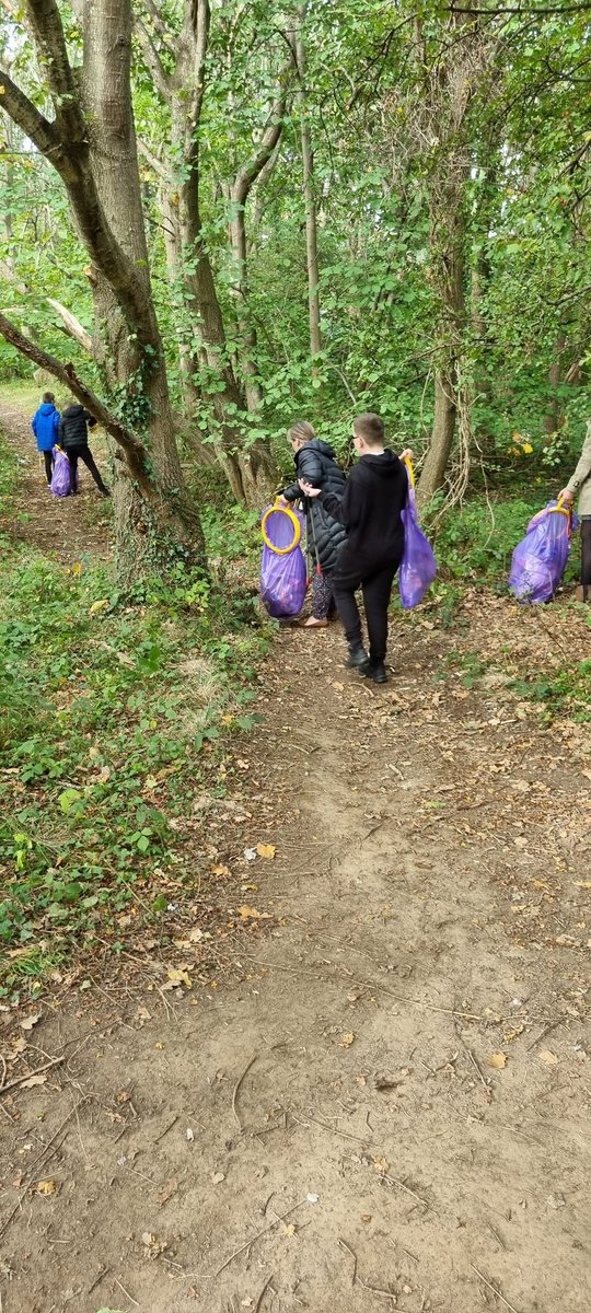 NewbattleLib's tweet image. Thank you to @TeamSfL20 students  for taking part in a litter pick for @NetZeroNation Scotland's climate week