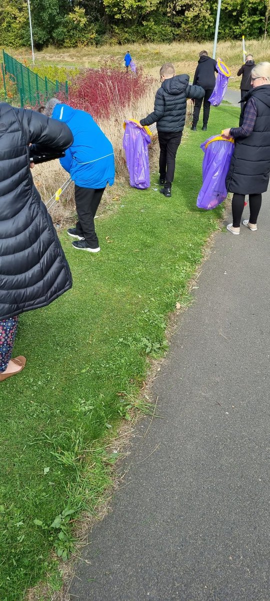 NewbattleLib's tweet image. Thank you to @TeamSfL20 students  for taking part in a litter pick for @NetZeroNation Scotland's climate week