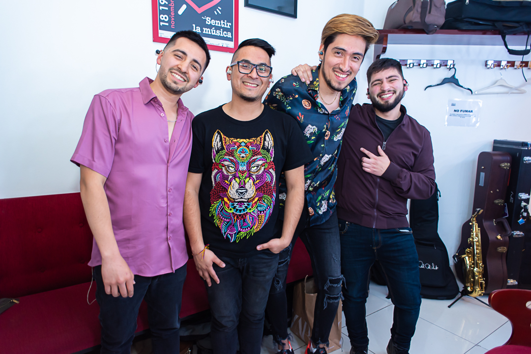 Unas caras de felicidad extrema previo a nuestro último show en Santiago de Chile #rock #rockchileno #elultimoviaje #musicachilena