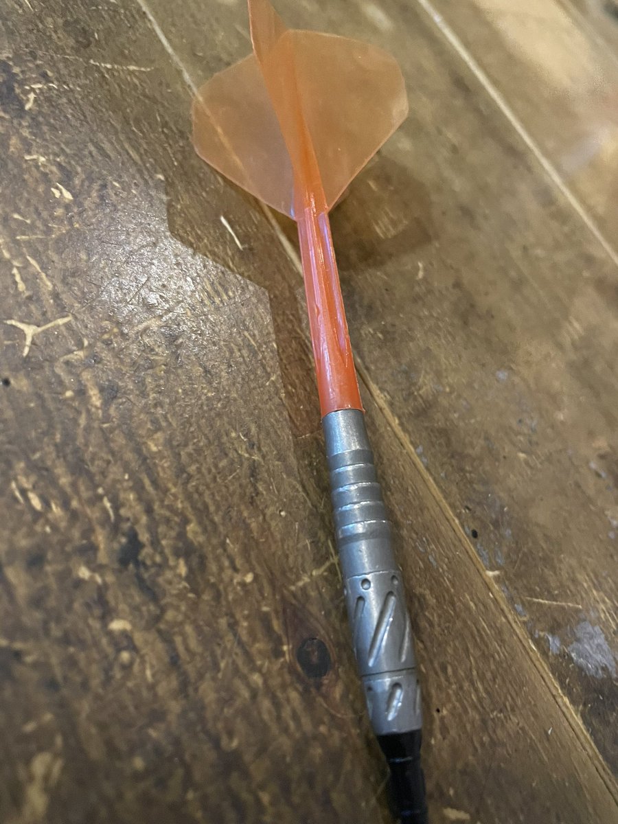 今、私の持ち歩きのダーツ備品巾着袋の中から何故だか見知らぬダーツが一本出てきました😱

困ってる方がいるんじゃないかと💦
お心当たりある方いますでしょうか？

熊谷イベント時かナチュ横だと思うのですが💦