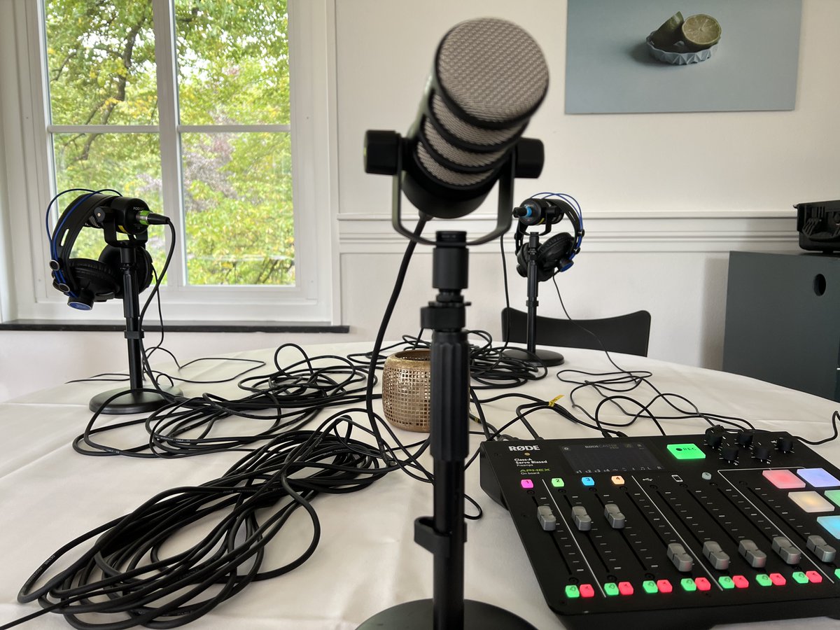 Vanavond nemen <a href="/mediavilla026/">Media Villa Arnhem</a> en <a href="/Decentraalst/">Station Decentraal</a> <a href="/VillaSonsbeek/">Stadsvilla Sonsbeek</a> over! Met <a href="/bramk/">Bram Kanstein</a>, <a href="/BloemersMaarten/">Maarten Bloemers</a> en <a href="/Kyonne/">Kyonne</a> gaan we het over web3 &amp; NFT's hebben. Vanavond live, én er komen mooie podcastafleveringen met @aljo en ondergetekende. meetup.com/media-villa-ar…