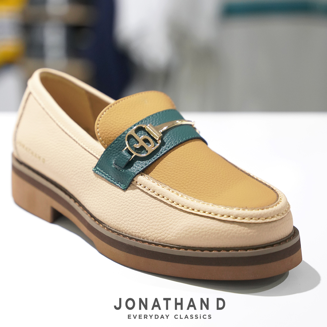 JohnCraigSA's tweet photo. A style created for those who love a moccasin but in need for something a little more. Classy yet casual, the Jonathan D Winston loafer is fully clad in genuine leather with the Drop JD horsebit, all resting on a full rubber sole.
R1,149.99
#JonathanD #everydayclassics https://t.co/PzTU3xzdrk