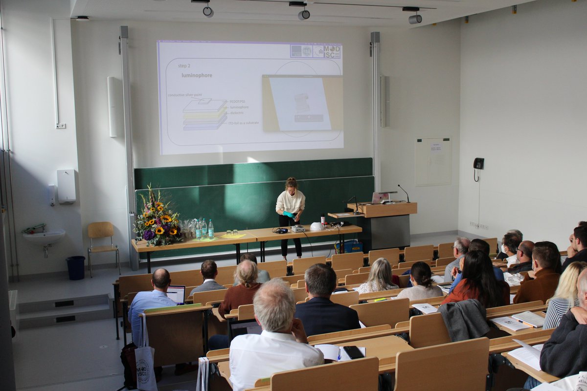 Chemie_HHU's tweet photo. Am 22. & 23.09.22 fand das diesjährige #Symposium des Graduiertenkollegs 2482 / #ModISC an der @hhu
statt! Neben zahlreichen Gästen aus der Wissenschaft,haben auch zahlreiche Promovierende ihre Forschungsergebnisse vorgestellt! Alle Infos und Fotos unter: https://t.co/fZdhohP4qZ https://t.co/i4AdzMYP4E
