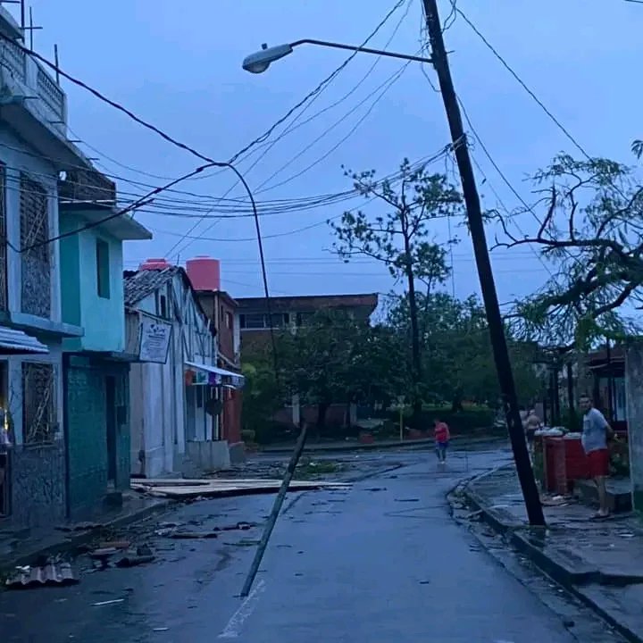 radioangulo's tweet photo. #huracanIan ‼️
Imágenes del amanecer en Pinar del Río. Ha sido una madrugada dura.
#FuerzaPinar #Cuba #Holguín #CmkoRadioAngulo #RadioAngulo #PinardelRío https://t.co/gtisMQgfdt