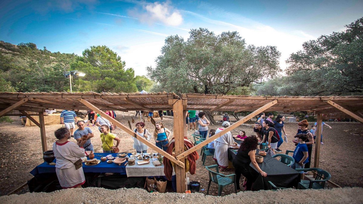 patrimonigencat's tweet photo. Aprofita el Cap de Setmana Ibèric (1 i 2 d'octubre) per conèixer el jaciment durant les jornades de portes obertes!
Podràs gaudir del '#Tyrika, festival iber d’#Alcanar', visites teatralitzades, tallers, recreacions històriques i molt més!
👉 https://t.co/5ogQXNlxSe #csi_ibers https://t.co/Y9LF8eOuME