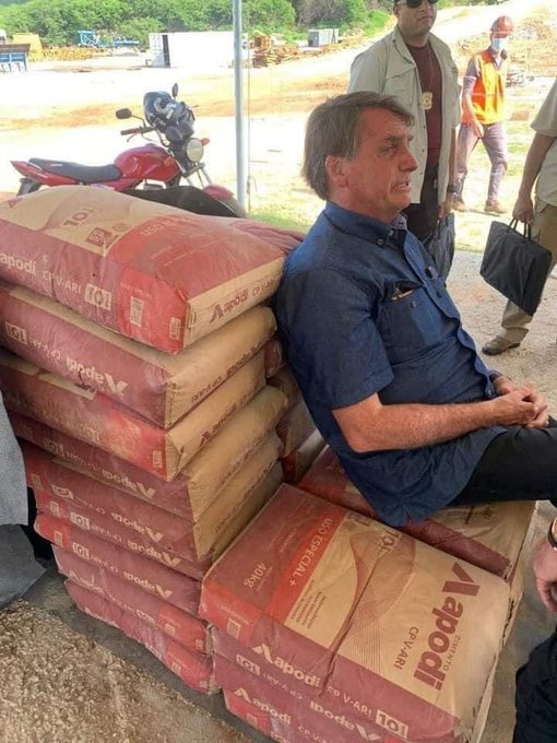 DINAHMRIB1's tweet photo. Sem Luxo e sem Frescuras 
Reto e Direto, nem parece que gasta 800 mil por mês no cartão corporativo e compra 51 imóveis em dinheiro vivo https://t.co/BTzCWmqOfC