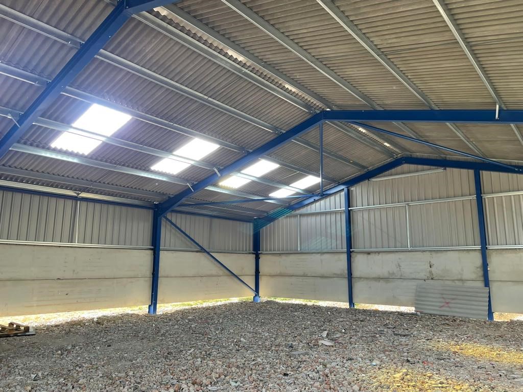 Look at this agricultural building that we recently manufactured for a customer in Bradford. 

60' x 50' x 12' with Cantilever, Fibre Cement Roof, Box Profile Cladding, Painted Steelwork and 90mm Concrete Panels.

Get in touch today for your free quote:
 📞01270 781158