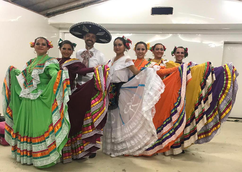 ¡No se pierdan de este gran aniversario!. El grupo folclórico mexicano LAS PALOMAS 🕊 cumple 35 años de su fundación en #Suiza. Los espera una gran fiesta este 19 de Noviembre. Prepárense para el bailongo 🕺🏻 con música viva de LOS GAVILANES y LA PINTA BANDA. #cultura #México