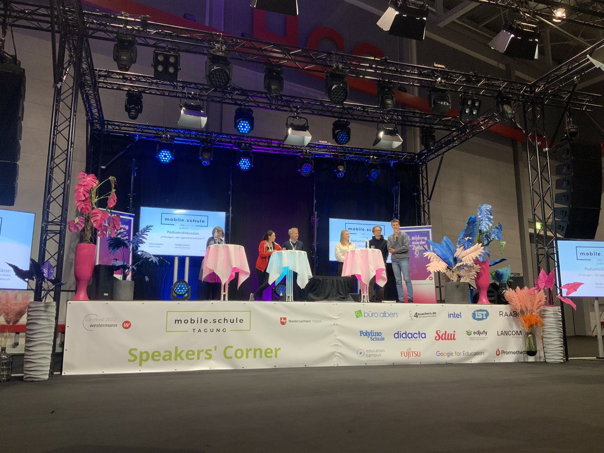 nuebbi • NRW (@nuebbi) on Twitter photo Abschluss eines sehr inspirierenden Tages mit <a href="/Noelte030/">Björn Nölte</a>, <a href="/VerenaKnoblauch/">Verena ¯\_(ツ)_/¯</a> und @pruefungskultur auf der #molol22 Abschluss eines sehr inspirierenden Tages mit <a href="/Noelte030/">Björn Nölte</a>, <a href="/VerenaKnoblauch/">Verena ¯\_(ツ)_/¯</a> und @pruefungskultur auf der #molol22