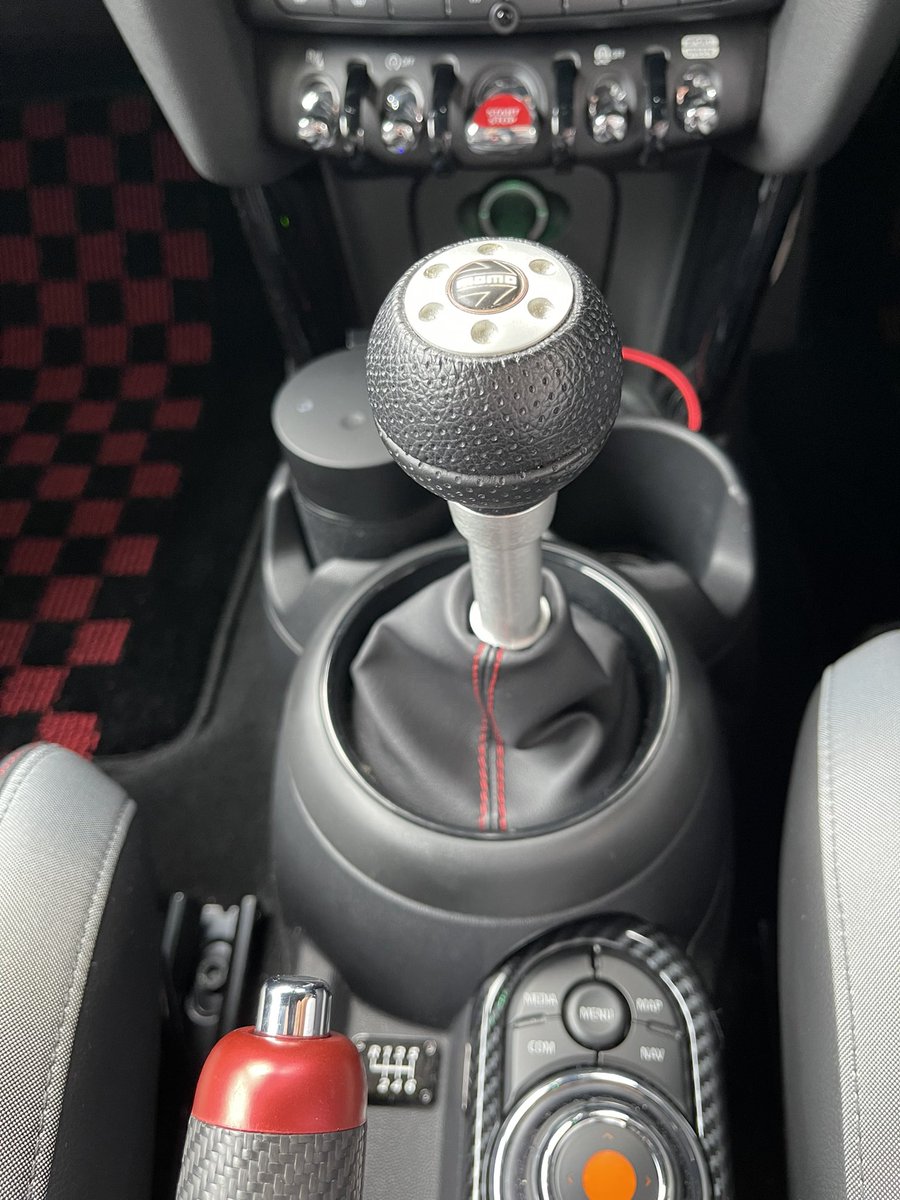 Gamo_0037's tweet image. MINI純正のMTシフトノブがしっくりこないですよね…試行錯誤を繰り返しやっと満足のいく形になりました。momoのシフトノブを違和感なく取り付けできました‼️
＃MINIF56 ＃6MT ＃まるで純正