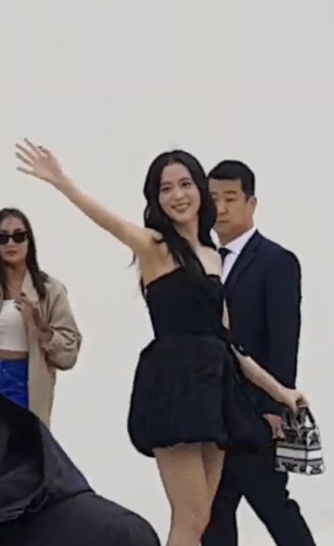 CloutNewsMedia's tweet image. People lined up outside the venue to get a glimpse of BLACKPINK's JISOO at the DIOR SS23 Show in Paris today. 

LADY JISOO WITH DIOR 
#JISOOxDiorPFW @Dior #jisoo