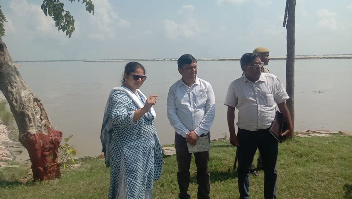 dmbas_'s tweet photo. हरैया के बाढ़ प्रभावित क्षेत्रों का निरीक्षण किया एवं ग्रामीणों की समस्याओं को सुनते हुए मूल आवश्यक वस्तुओं को निर्बाध रूप से दिए जाने तथा गांव में सफाई हेतु फागिंग एवं ब्लीचिंग पाउडर का वितरण किये जाने हेतु संबंधित अधिकारियों को निर्देश दिए।

@CMOfficeUP 
@UPGovt 
@ChiefSecyUP https://t.co/X7fFsOsBVT