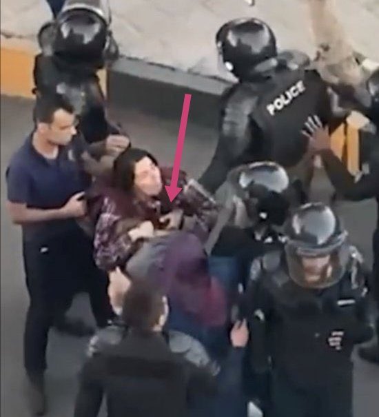 alihd_js's tweet photo. In the name of arresting #women for protest and hijab, they are sexually harassing her. You can see the soldier holding her breasts. #MahsaAmini #OpIran #مهسا_امینی #اعتصابات_سراسری https://t.co/qASBJ7VM7q