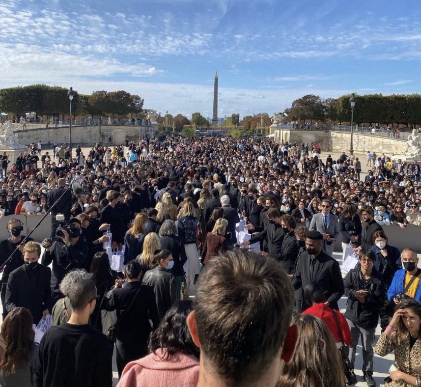 CloutNewsMedia's tweet image. People lined up outside the venue to get a glimpse of BLACKPINK's JISOO at the DIOR SS23 Show in Paris today. 

LADY JISOO WITH DIOR 
#JISOOxDiorPFW @Dior #jisoo