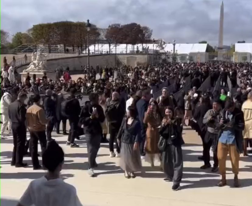 CloutNewsMedia's tweet image. People lined up outside the venue to get a glimpse of BLACKPINK's JISOO at the DIOR SS23 Show in Paris today. 

LADY JISOO WITH DIOR 
#JISOOxDiorPFW @Dior #jisoo