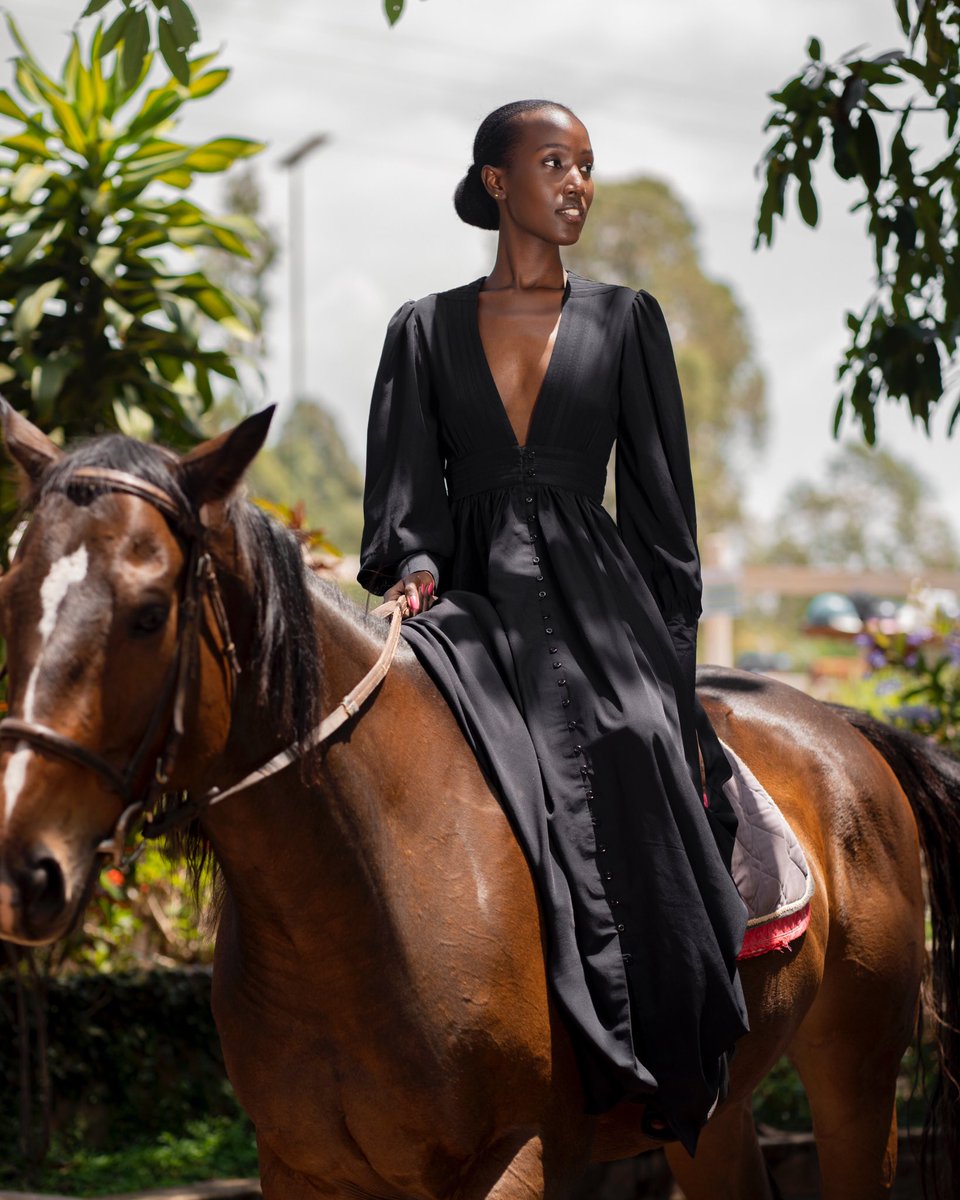 SM Spring ‘23  | Ode to HER

Free Spirit. Control. Powerful. Feminine. 

This collection represents each and every of these words. It represents the “Sonia Mugabo” woman and celebrates her desire to continue making a mark in the world; doing it fashionably - one piece at a time.