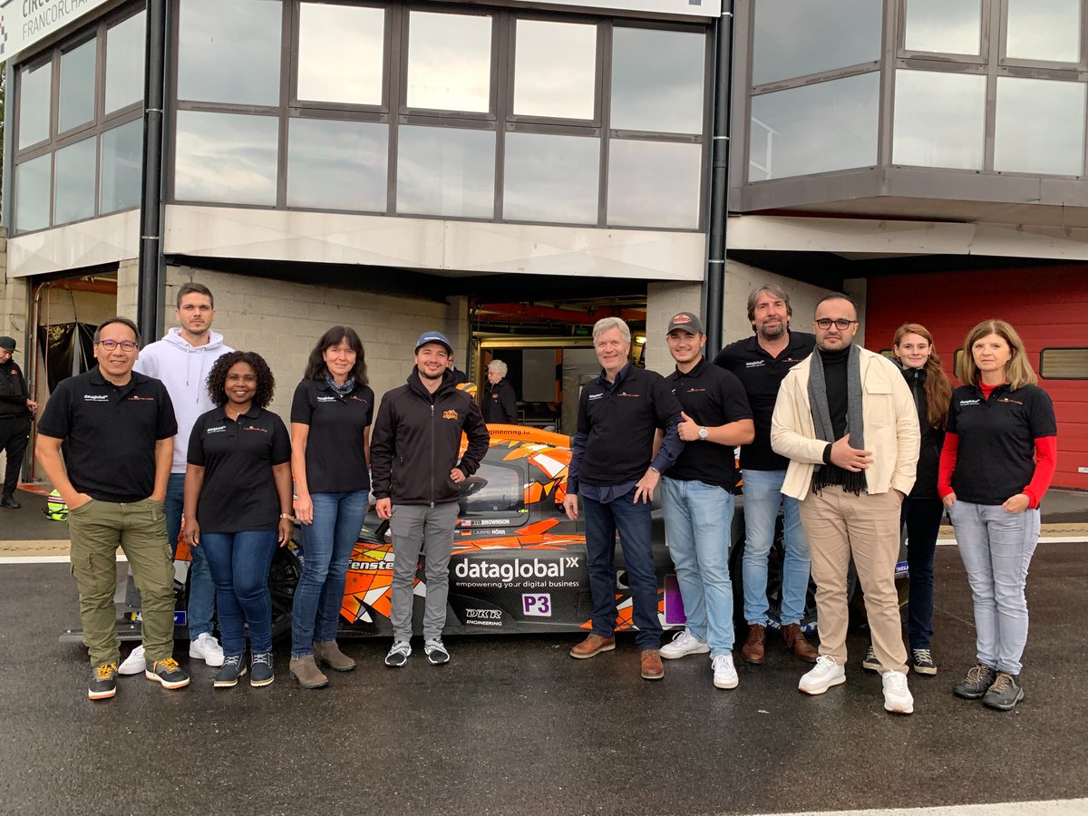 modus_vm's tweet photo. 𝐌𝐢𝐭𝐭𝐞𝐧𝐝𝐫𝐢𝐧 𝐬𝐭𝐚𝐭𝐭 𝐧𝐮𝐫 𝐝𝐚𝐛𝐞𝐢!
Unser Showcase über den Besuch beim Rennen in Spa-Francorchamps. 👉 https://t.co/CO9637iMK2
#sponsoring #motorsport #racetrack #racing #endurance #prototype #supercar #racecar   #laurentshoerr #fastertothetop https://t.co/z1CwOgAB82