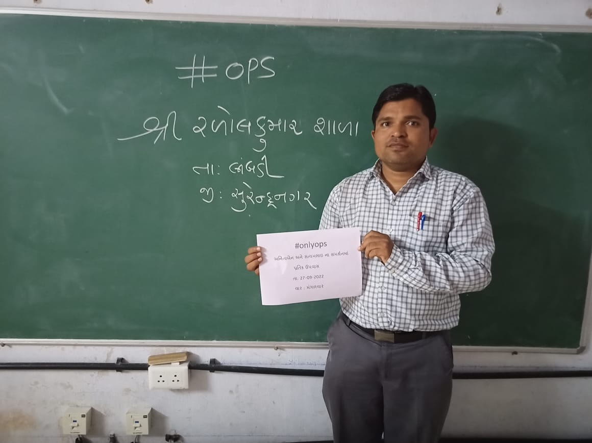 खामोशियों से कहाँ
चलती है जिन्दगी,
आवाज उठानी पड़ती है,
हक पाने के लिए।
@Vijaykbandhu  <a href="/imtechnonitin/">(NITIN MEHTA)</a> <a href="/bprawatNOPRUF/">B P Singh Rawat (NOPRUF)</a> #Fasting_for_Anitaben_and_Satyambhai #onlyOPS