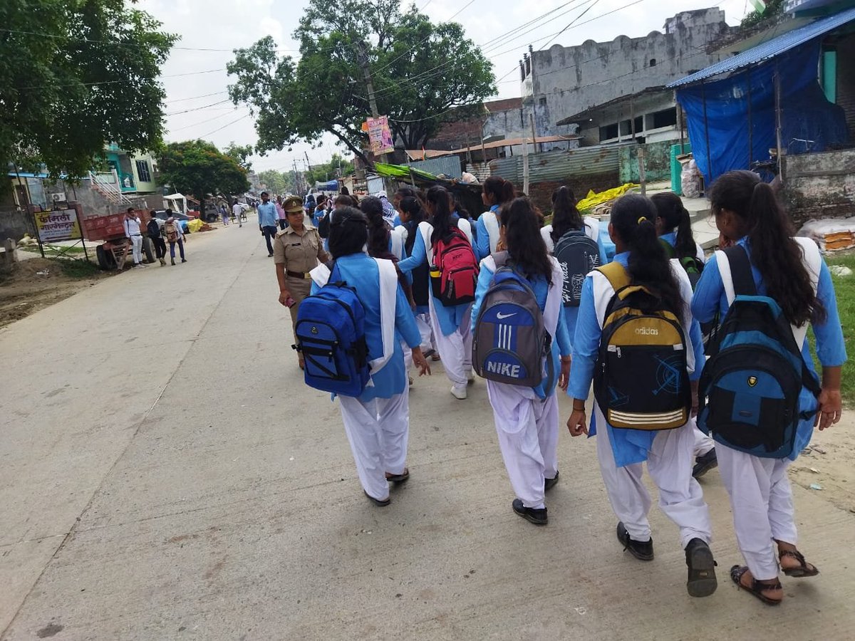siddharthnagpol's tweet photo. #मिशन_शक्ति_अभियान के तहत जनपद के समस्त थानों की एंटीरोमियो टीमों द्वारा महिलाओं/बालिकाओं/छात्राओं को नारी सुरक्षा,स्वावलंबन एवं नारी सम्मान की दिशा में चलाए जा रहे महिला सुरक्षा संबंधी विभिन्न हेल्पलाइन नंबरों के बारे में किया गया जागरूक।
#UPPolice
#MissionShakti https://t.co/KzK4faanq4