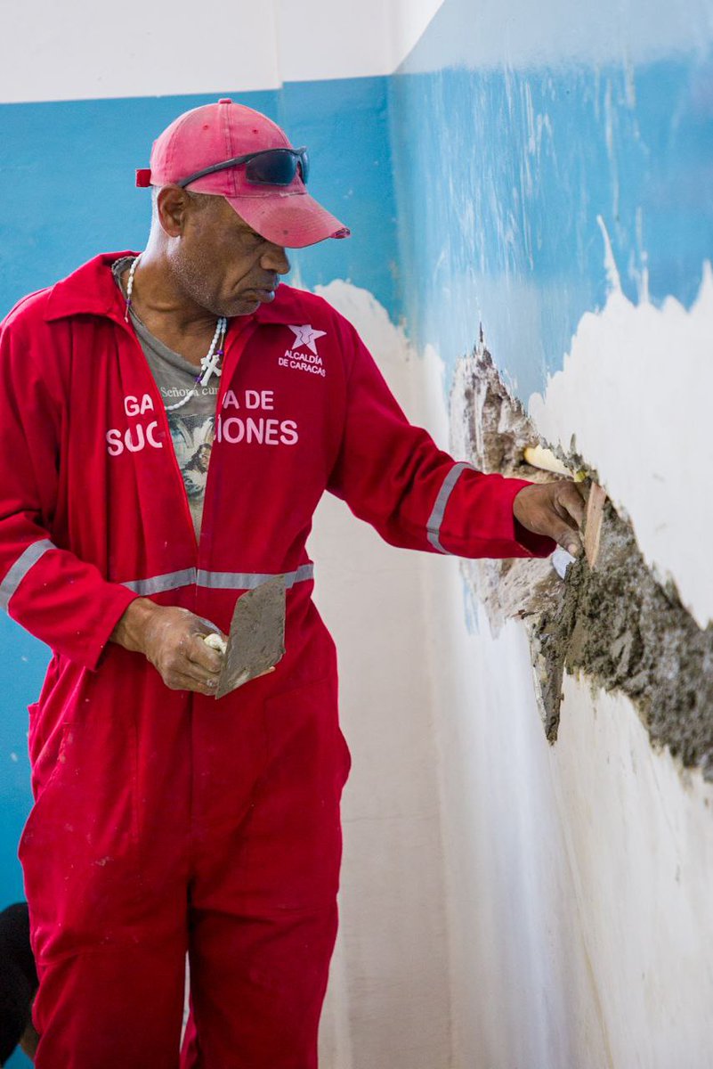 gestionperfecta's tweet photo. Este martes #27Sep vinimos a la Unidad Educativa Nacional Pinto Salinas, en el sector El 70 de El Valle, a inspeccionar los trabajos de rehabilitación de este centro que se prepara para el inicio de clases. 

¡Las Brigadas de las Soluciones activas!

#TurismoAutosustentable https://t.co/IKVrow6J24
