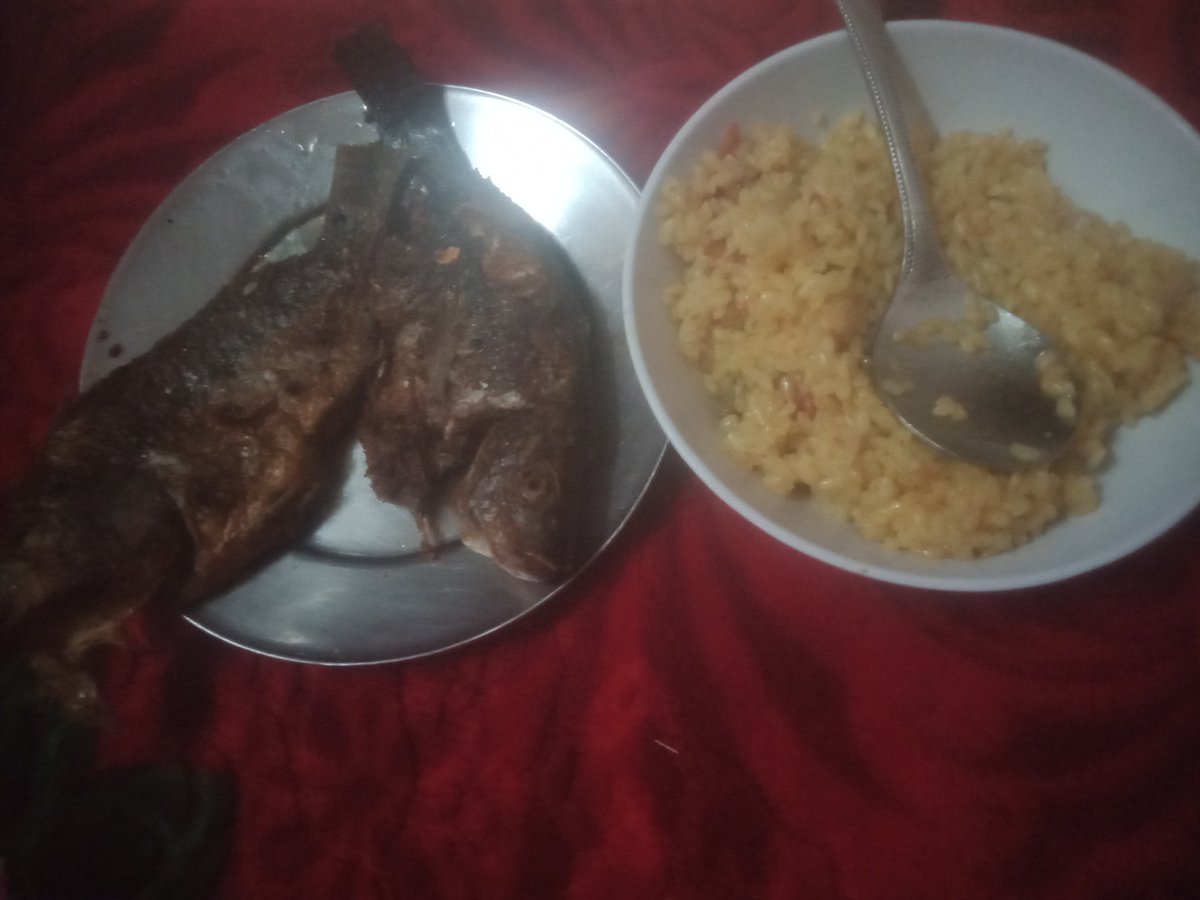 كنت قاعد وعاوز اتغد. قولت اكل سمك مقلي مع حبه ارز بالكارى اوعى وشك حلو قوى الطعم