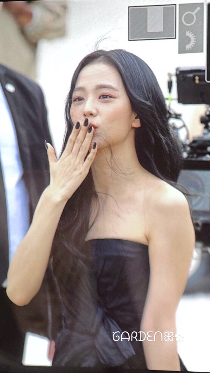GODTIERJISOO's tweet photo. MY GOD... https://t.co/boja6wRQ3g