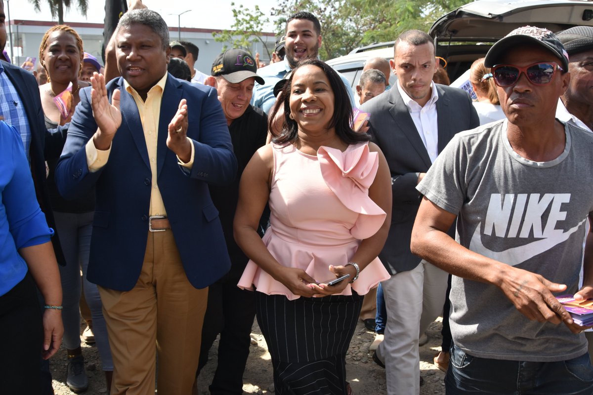 Hoy el cielo está de fiesta con el día de tu natalicio, mañana 28, dos meses de tu partida. Aún creyendo que es mentira que te has ido. Pero se que estas en un lugar especial al lado de nuestro Padre Celestial

He aceptado la voluntad de Dios, pero te extraño!
Mi querido Doctor.