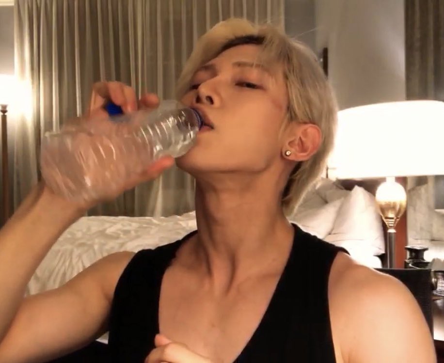 YEOTEEZx's tweet photo. This mingi     with      This yeosang https://t.co/bxnOEcSUMy
