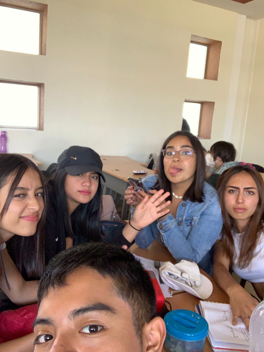 Cate150404's tweet photo. No saben cómo los extraño, los amo y adoro muchísimo, regresenme a la prepa. https://t.co/Sf7dbFSBFN