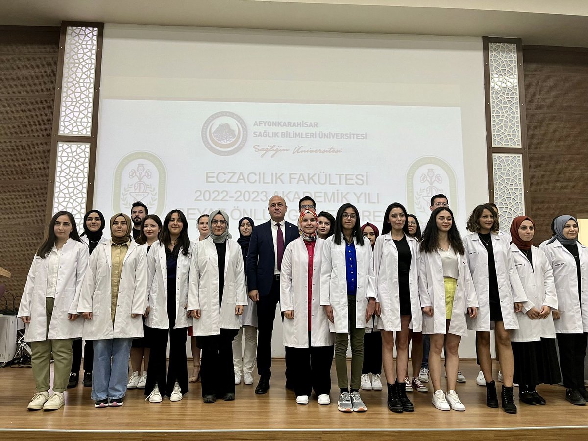 afyoneczaci's tweet photo. Oda Başkanımız Ecz.Alper Pehlivanlı, Genel Sekreterimiz Ecz.Hakan Demir ve oda yönetim kurulu üyelerimiz Afyonkarahisar Sağlık Bilimleri Üniversitesi Eczacılık Fakültesi öğrencileri için düzenlenen beyaz önlük giyme törenine  katılmıştır. https://t.co/tiQlP31EuF