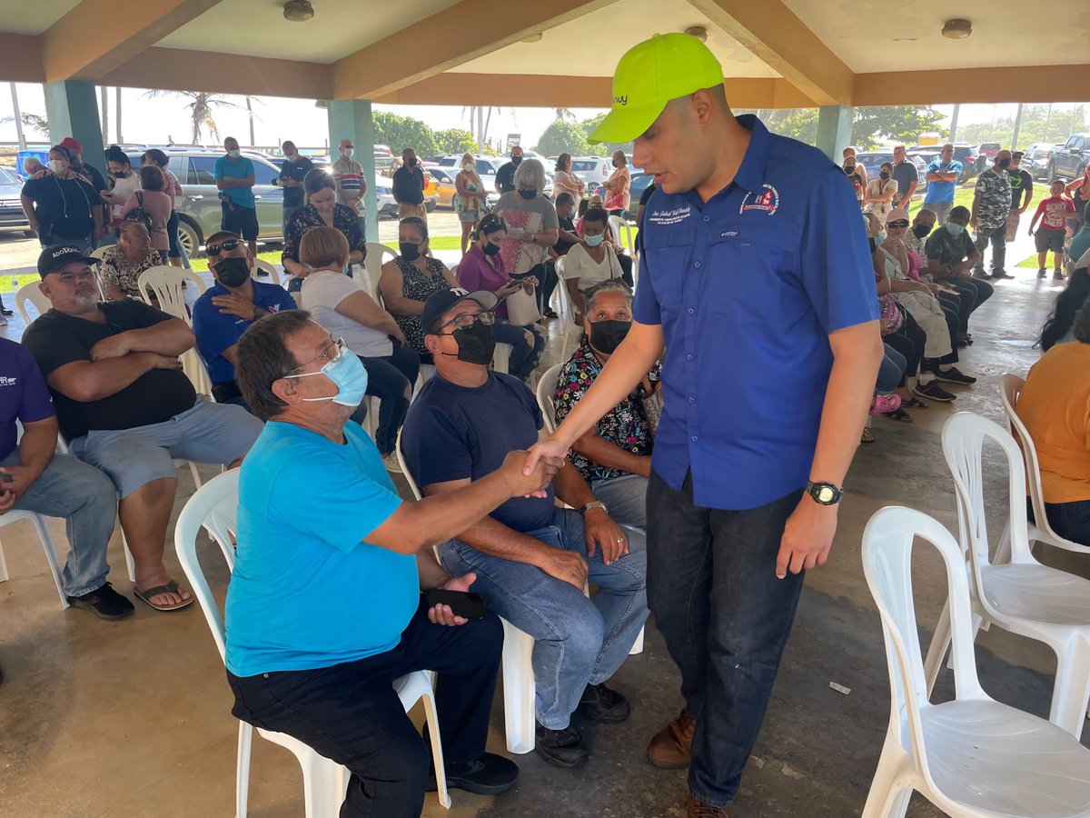 CamuyCity's tweet photo. #AHORA | Nuestro alcalde, @gabrielhr51 junto al Instituto Socio-Económico Comunitario (#INSEC), desde la entrega de vales de alimentos en nuestro pueblo de #Camuy. #SeguimosTrabajando #CamuySeLevanta https://t.co/hxiqw0A82P