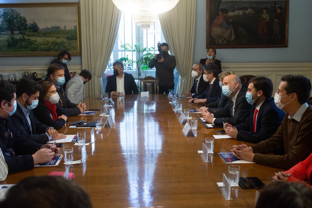 cn_castro's tweet photo. Comenzamos la mañana junto a las y los alcaldes de la @AChMChile en una reunión con el pdte del @Senado_Chile, @alvaroelizalde, y el pdte de la @Camara_cl, @Raul_Soto1, para poner sobre la mesa la necesidad de incluir a los gobiernos locales en el proceso constituyente.
(1/2)👇🏼 https://t.co/FeFSpJaRjk