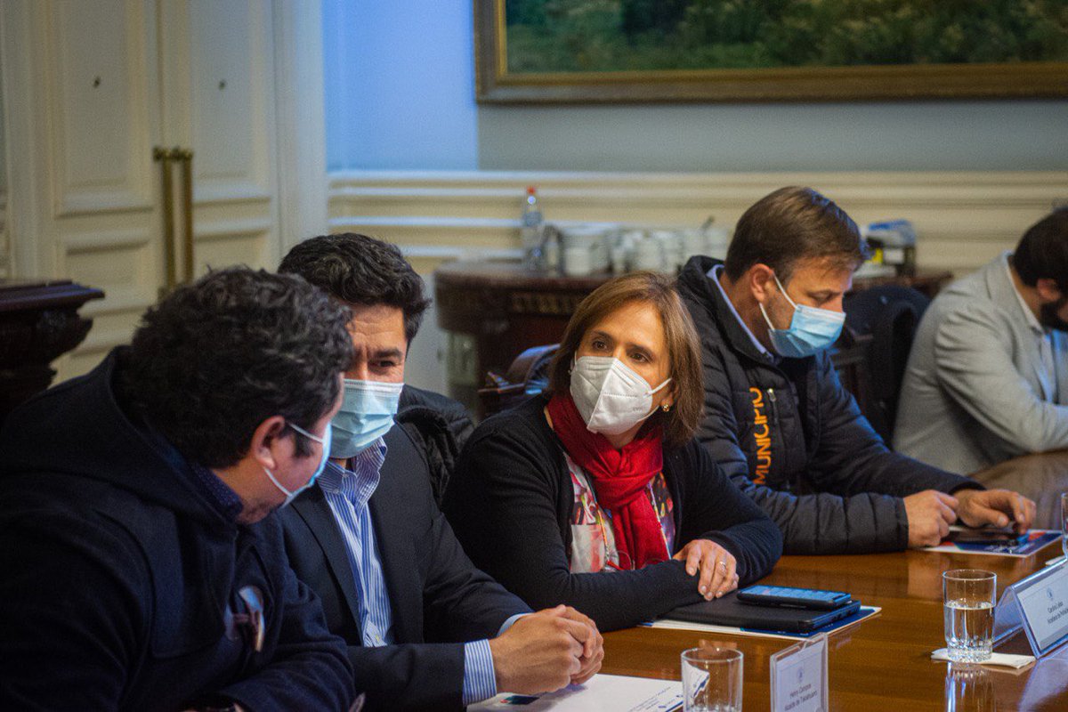 cn_castro's tweet photo. Comenzamos la mañana junto a las y los alcaldes de la @AChMChile en una reunión con el pdte del @Senado_Chile, @alvaroelizalde, y el pdte de la @Camara_cl, @Raul_Soto1, para poner sobre la mesa la necesidad de incluir a los gobiernos locales en el proceso constituyente.
(1/2)👇🏼 https://t.co/FeFSpJaRjk