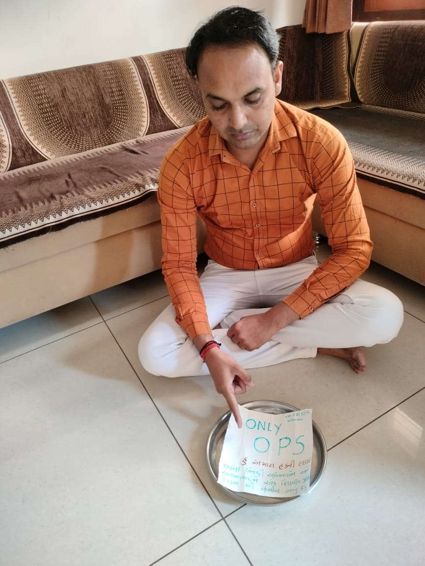 "अभी जिसका खून ना खौला,खून नहीं वह पानी है,
पुरानी पेंशन लड़ाई के काम ना आए वह बेकार जवानी है "
@Vijaykbandhu  <a href="/imtechnonitin/">(NITIN MEHTA)</a> <a href="/bprawatNOPRUF/">B P Singh Rawat (NOPRUF)</a> #Fasting_for_Anitaben_and_Satyambhai #onlyOPS