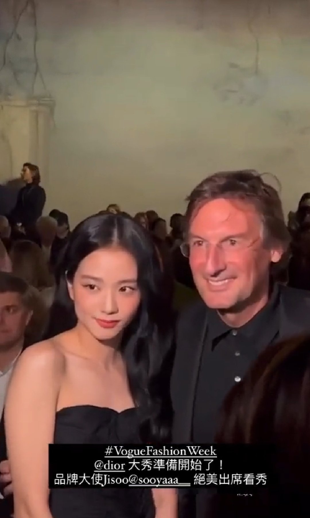 BlackRevel 🖤🔥 on X: JISOO with Dior CEO, Pietro Beccari seated always in  the front row proving she plays a big role. No wonder people would always  say she's the main event.She's