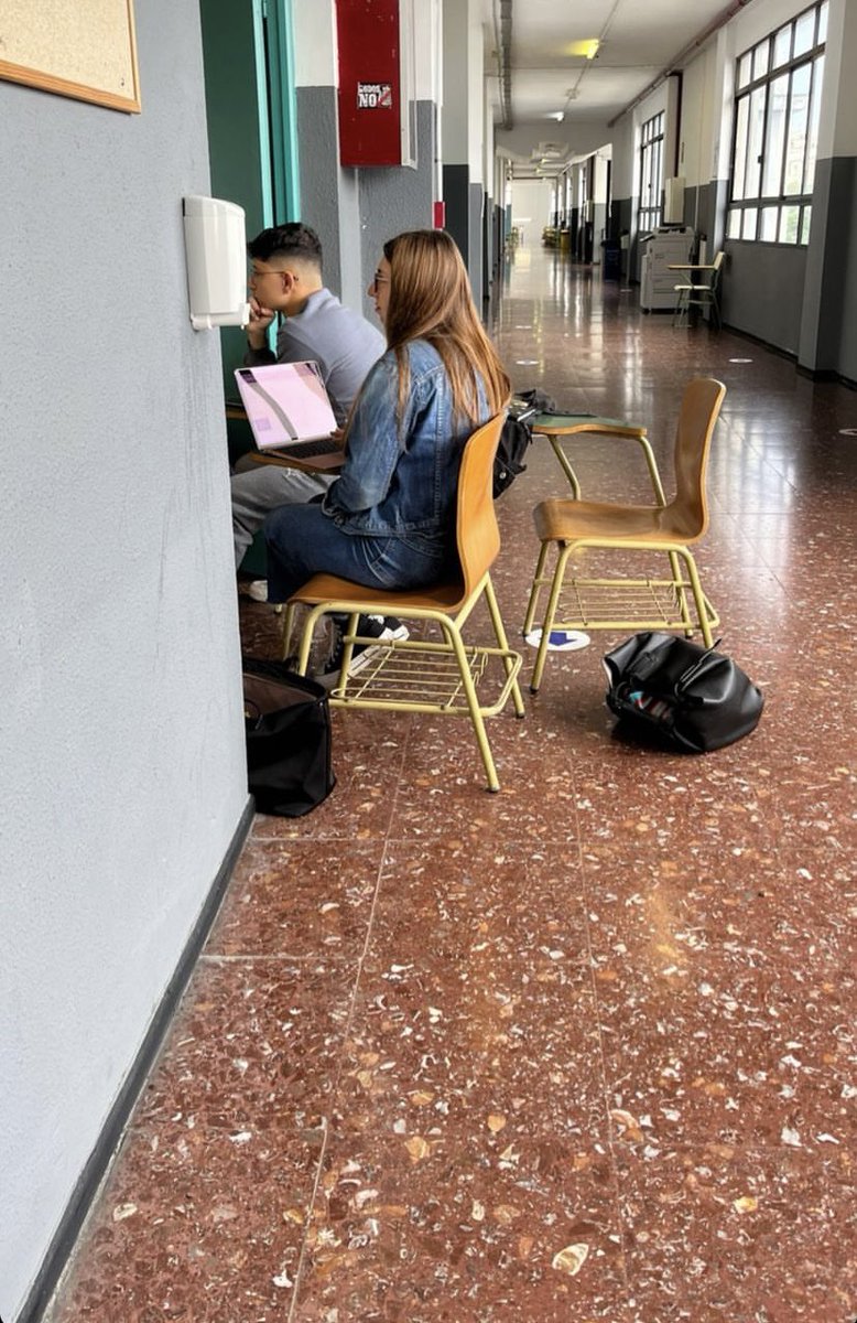 Buenas tardes, era para comentarles que nos parece vergonzoso, por parte de la ULL que el alumnado de segundo de Pedagogía tengamos que soportar una situación como la que se muestra en la foto siguiente.