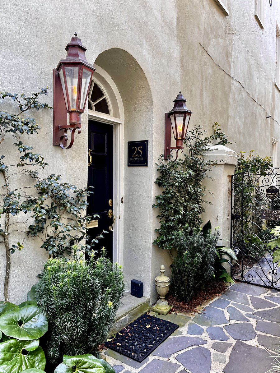 Front entryways are very charming in this beautiful city.
#chs #charleston #SouthCarolina #lowcountry #architecture #photographylovers #architecturephotography #doors #historicdistrict