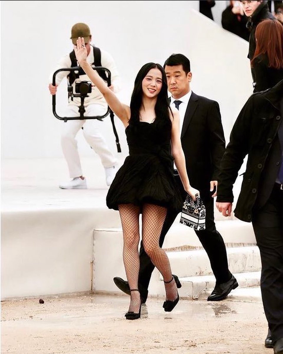 VogueThailand's tweet photo. Jisoo at @Dior ! จีซูสมาชิกวง @BLACKPINK มาในลุคชุดเดรสสั้นสีดำ มาพร้อมถุงน่องตาข่าย และรองเท้าส้นสีดำ เติมความสมบูรณ์แบบด้วยกระเป๋ามินิโท้ต เพื่อเข้าชมโชว์ดิออร์คอลเล็กชั่นฤดูใบไม้ผลิ/ฤดูร้อน 2023 #Dior #DiorSS23 #Jisoo #JisooxDiorPFW #JisooxDior

#VogueReports https://t.co/Fs5uOR3YwA