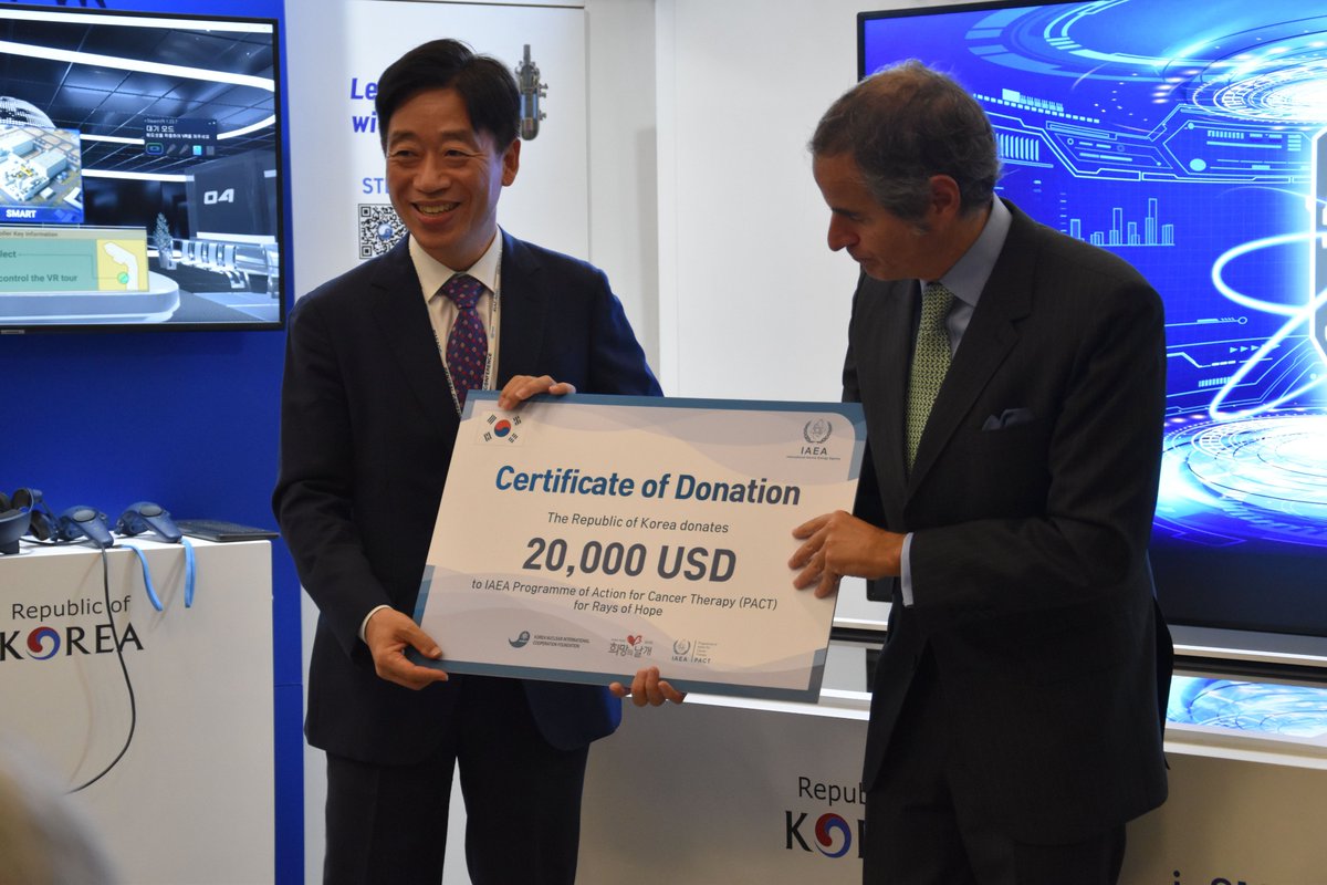 iaeapact's tweet photo. Today during #IAEAGC, #RepublicOfKorea—through #KONICOF—presented donations gathered from the Korean public to Director General @rafaelmgrossi to support @iaeaorg in the fight against cancer in developing countries. 감사합니다 (Thank you)! https://t.co/kMi0c9UD8e