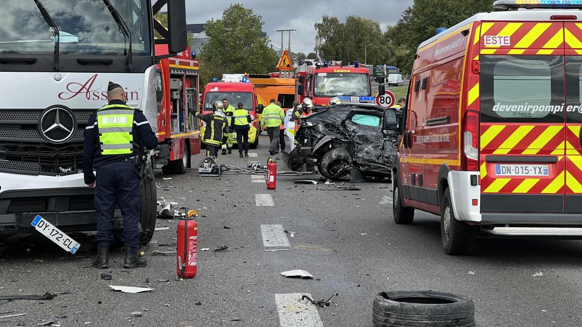 _lunion's tweet photo. La route nationale 4 coupée après un accident de la circulation à #Esternay : une déviation mise en place https://t.co/lBs3MWm5w1 https://t.co/aYGRQhQ6mI