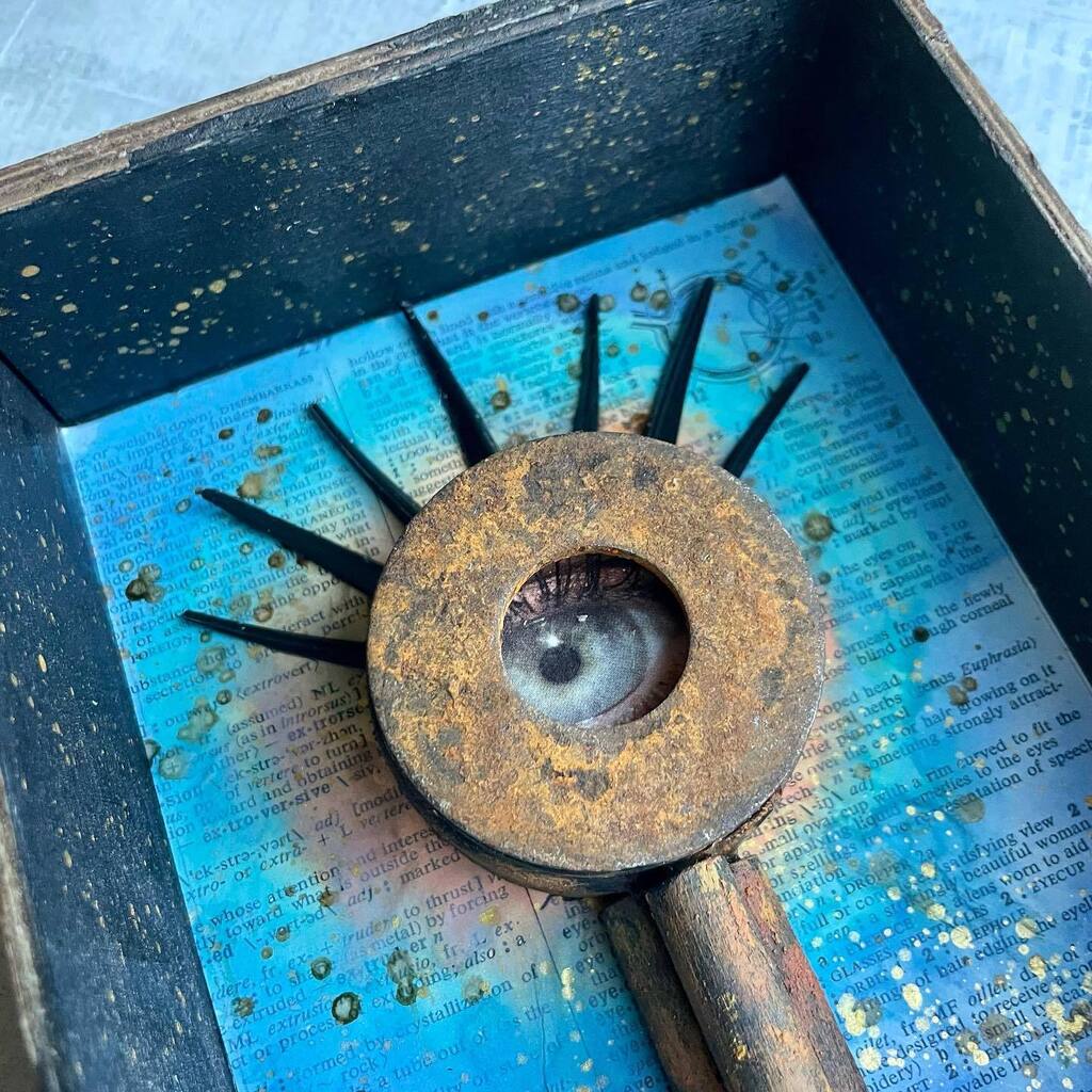 CraftyHope's tweet photo. The #4core challenge from @inasartroom2022 for September was that we use an eye as our focal point, include script or writing, add a cluster or design of diamond-shapes, and have an ombrรฉ coloring. Iโve got a video on YouTube of all of this.
As soon asโฆ https://t.co/cBBcmHSRVP https://t.co/l1uZpqRDSA