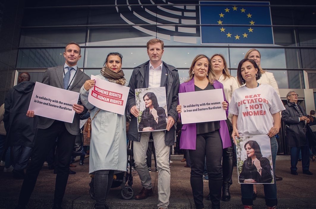 Members of the European Parliament gathered today in protest against the brutal regime in Iran. The EU must demand abolition of all discriminatory laws, including abolishing the “morality police”. And ensure that the murderers of #MahsaJinaAmini are held accountable!