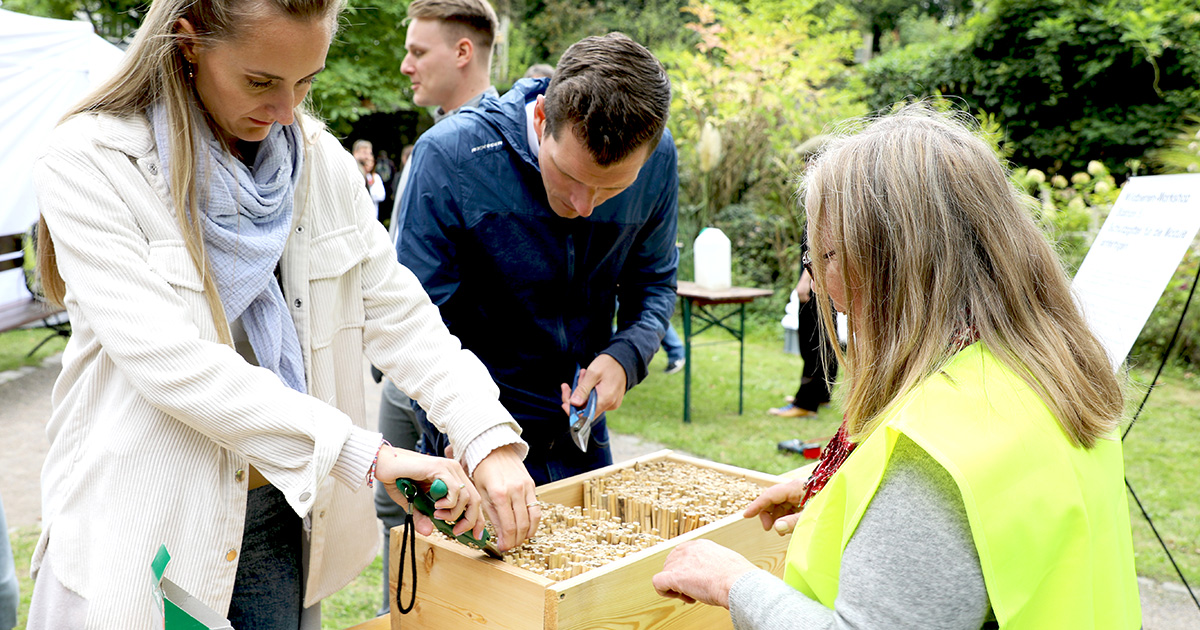 Bei unserem Come Together in Wuppertal haben wir dieses Jahr unsere Crafting-Skills ausgepackt und Nistkästen für Wildbienen gebaut – unter professioneller Anleitung eines Diplom-Biologen und mit Begleitung durch das Umweltressort der <a href="/stadt_wuppertal/">Stadt Wuppertal</a>. #teildesteams #bienenliebe