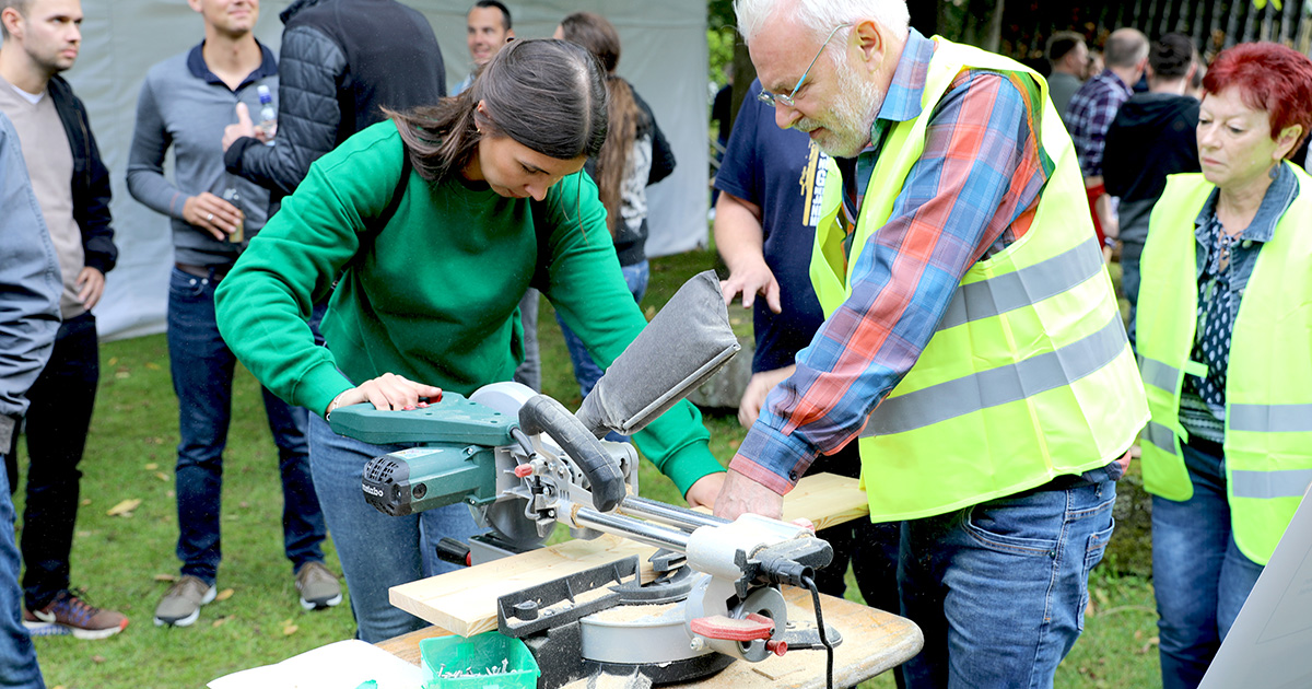 babtec_gmbh's tweet photo. Bei unserem Come Together in Wuppertal haben wir dieses Jahr unsere Crafting-Skills ausgepackt und Nistkästen für Wildbienen gebaut – unter professioneller Anleitung eines Diplom-Biologen und mit Begleitung durch das Umweltressort der @stadt_wuppertal. #teildesteams #bienenliebe https://t.co/yds0mGLbeY