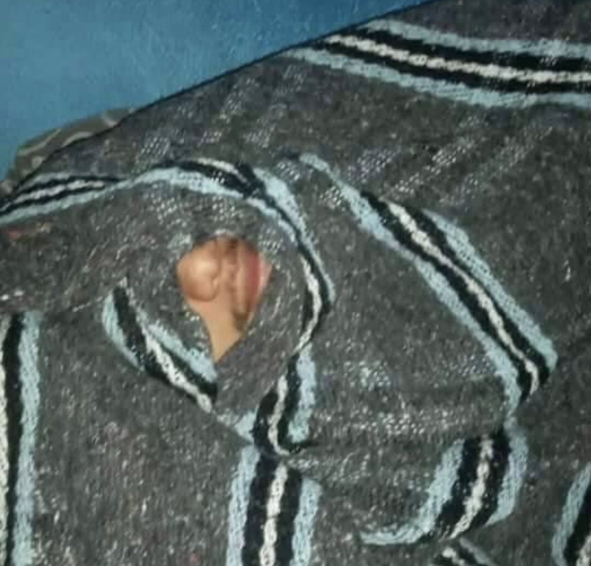 corridosybandas's tweet photo. Cuando me tapo porque hace frio, pero tampoco quiero morirme asfixiado. https://t.co/V4hhldNXis
