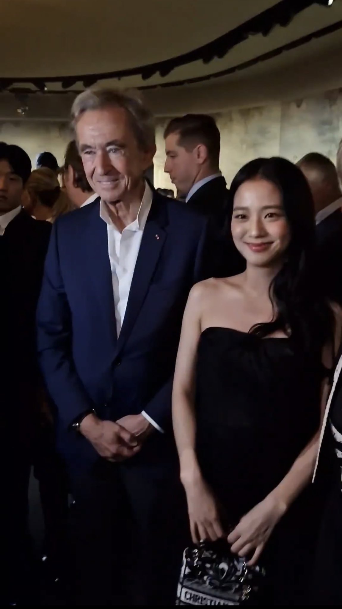 Jisoo with Dior CEO Pietro Beccari 🤍 JISOO AT DIOR SHOW 🤍🤍  #JISOO_DiorParisFW #지수 #블랙핑크 #블랙핑크지수 #JISOO #BLACKPINK #KIMJISOO #智秀 #ジス…