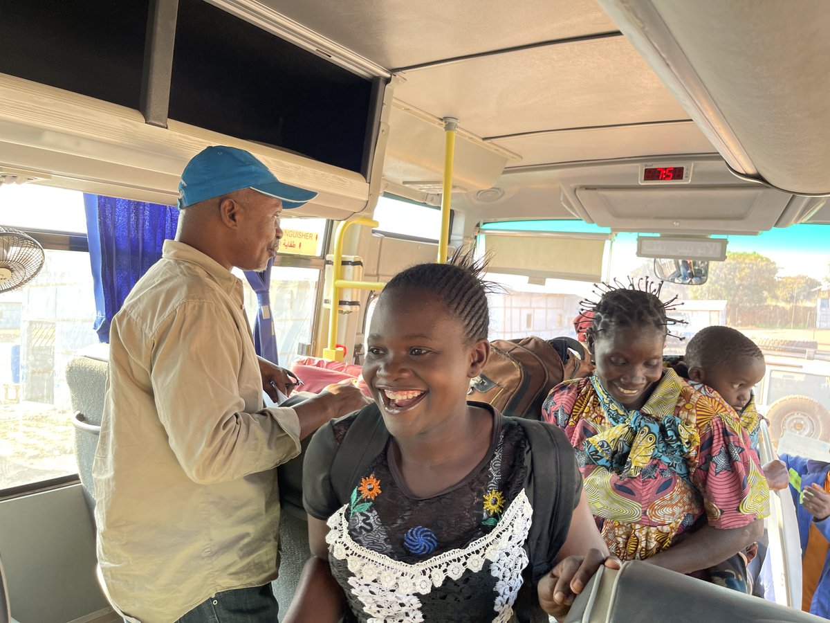 UNHCR_DRC's tweet photo. At 📍Pweto transit centre DRC 🇨🇩, smiles and excitement tell the story! 

With assistance from #UNHCR, Congolese refugees are returning from Zambia🇿🇲 in safety and dignity to restart their lives in their home country 🙌 https://t.co/r6kT9gNcaY